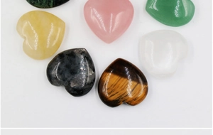 Cristaux naturels polis de 25mm en forme de cœur incluant quartz rose et œil de tigre