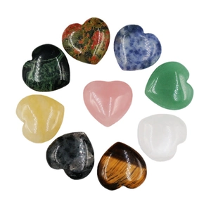 Pierres de cœur en cristal naturel polies de 25 mm dans un ensemble de neuf gemmes