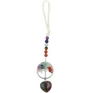 Pendentif cœur arbre de vie avec 7 cristaux de chakra et pierres colorées sur fond blanc