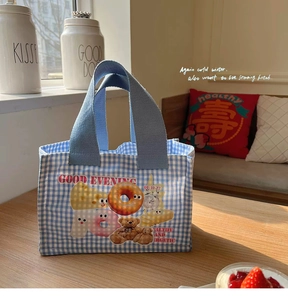 Dettaglio della borsa termica a quadretti blu con illustrazioni di orsi e ciambelle
