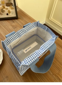 Vista interna della borsa pranzo a quadretti blu con tasca laterale e ampio spazio