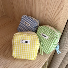 Tre pochette colorate per assorbenti a quadretti vichy giallo, verde e blu con zip