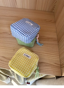 Tre organizer quadrati a scacchi blu, verdi e gialli con cerniere a coulisse robuste