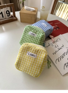 Tre pochette a scacchi colorate con etichette Lime e tiralampo con nodo in corda