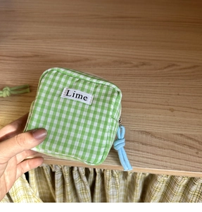 Astuccio porta assorbenti a quadretti bianchi e verdi con pratica chiusura a zip