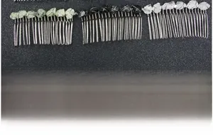 Detail von drei handgefertigten Wicca-Haarkämmen mit grünen schwarzen klaren Kristallen