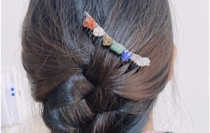 Detailansicht des handgefertigten Regenbogen-Kristall-Haarkamms mit Drahtwickel-Technik
