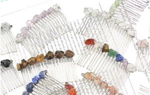 Makroaufnahme verschiedener Rohkristall-Haarkämme mit Silberdraht auf Vintage-Papier