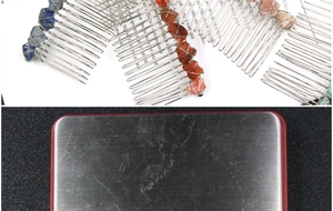 Makroaufnahme des handgefertigten Haarkamms mit rohen Edelsteinen und Drahtwickeltechnik