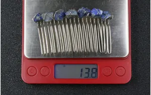 Detailansicht des handgefertigten Wicca-Haarkamms mit blauen Rohsteinen, Gewicht 13,8 g