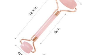 Vista dettagliata del rullo per il viso in quarzo rosa a doppia punta con dimensioni 14,5cm