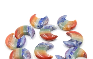 Détail de pierres de guérison chakra en croissant de lune avec cristaux colorés polis
