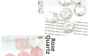 Vista dettagliata di cabochon rotondi da 20mm in howlite e quarzo rosa per gioielli fai da te