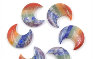 Vue détaillée de six pierres naturelles en forme de lune avec couches de cristal