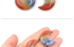 Gros plan détaillé d'une pierre de lune en cristal naturel chakra arc-en-ciel poli