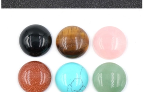 Vista macro di pietre naturali cabochon da 20mm come agata e occhio di tigre per DIY