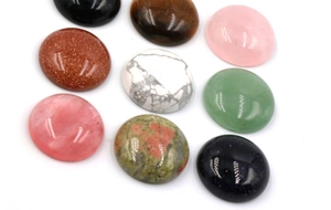 Vista macro di cabochon assortiti da 20mm in pietre semipreziose con finitura lucida
