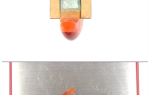Vue macro d'un pendentif lune en agate multicouche avec dégradé de pierres colorées
