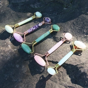 Cinque rulli per il viso in quarzo naturale su pietra con finiture in oro e rosa