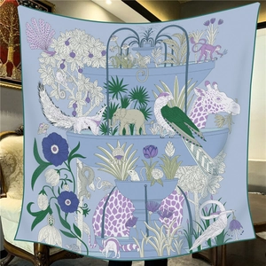 Eleganter Seidenschal mit handgemaltem Waldmotiv und Tieren in Hellblau und Violett