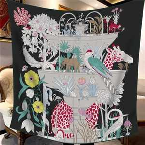 Winter-Wendschal mit bunten tropischen Tieren und zentralem Springbrunnen-Design