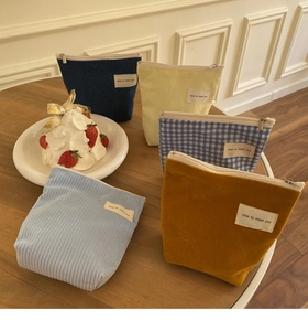 Detailweergave van mini-make-uptassen van canvas, corduroy en fluwelen stoffen texturen