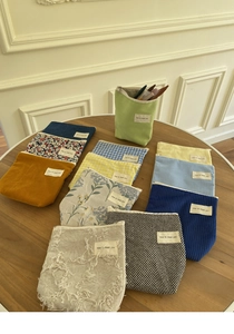 Detailopname van diverse stoffen mini cosmetische tasjes met bloemenpatronen en texturen