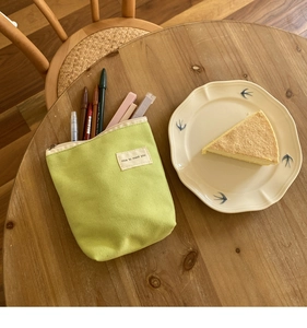 Detail van de lichtgroene canvas tas met praktische opslag voor markeerstiften