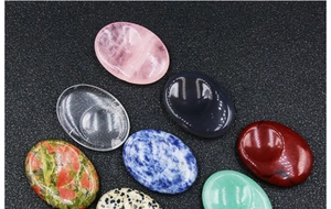 Variedad de piedras de cristal natural ovaladas pulidas para masaje facial y guasha