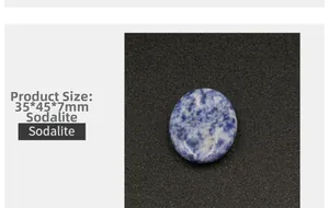 Vista macro della pietra da massaggio Sodalite ovale blu con dimensioni di 35x45x7mm
