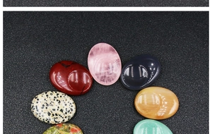 Detalle macro de varias piedras de preocupación ovales pulidas con ranura para pulgar