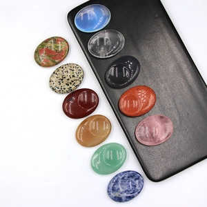 Piedras de pulgar de cristal natural en varios colores con ranuras ergonómicas para dedos