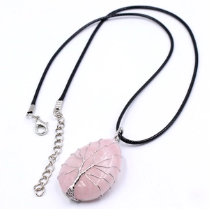 Pendentif goutte d'eau arbre de vie en cristal rose enveloppé de fil avec cordon