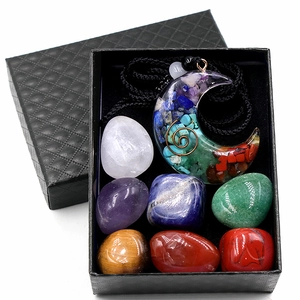 Coffret de Cristaux de Guérison des Chakras Naturels Avec Pendentif Orgone Lune Étoile en Résine et Pierres Roulées Polies dans une Boîte Cadeau