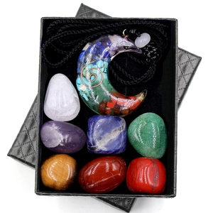 Coffret de 7 pierres de chakra avec pendentif lune en résine et boîte cadeau noire