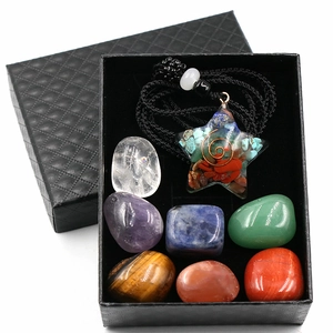 Set de 7 pierres de chakra polies avec pendentif orgone étoile en boîte cadeau noire