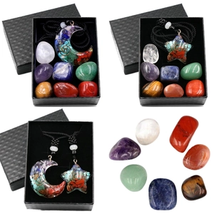 Ensemble cristal de guérison chakra avec pendentifs lune et étoile et sept pierres brutes