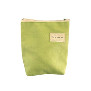 Mini canvas make-up tasje in avocadogroen met ritssluiting en tekstlabel erop