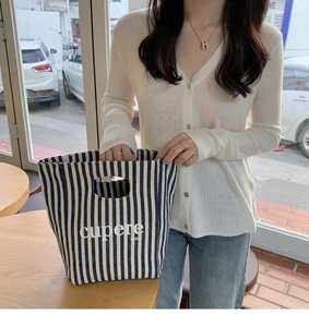 Borsa da pranzo in tela a righe verticali bianche e blu con scritte in mano