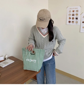 Dettaglio di una borsa da pranzo in tela stile giapponese con strisce verdi e manico