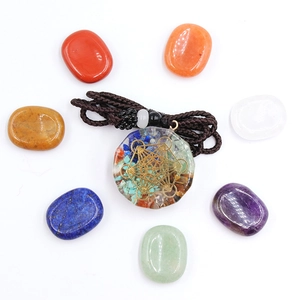 Coffret de cristaux naturels avec pendentif Orgonite et sept pierres d'énergie chakra