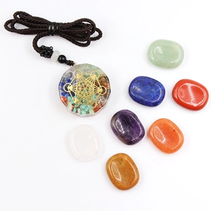 Coffret 7 pierres de chakra avec pendentif en résine et cristaux naturels pour l'énergie