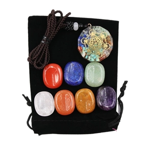 Coffret 7 pierres de chakra naturelles avec pendentif Orgone Métatron et sac en velours
