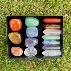 Set di 7 pietre chakra con punte di cristallo esagonali e gemme grezze levigate