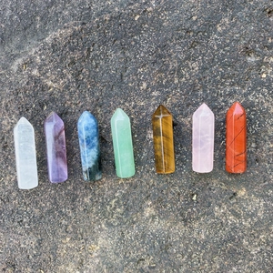 Set di 7 prismi esagonali in cristallo naturale per yoga e cura su base di pietra