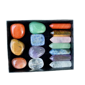 Set di cristalli curativi con 7 punte esagonali e 5 pietre burattate in una scatola regalo