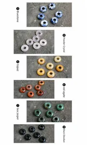 Détail macro de diverses perles donut en pierre naturelle 6x12mm à large trou de 5mm