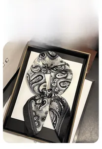 Détail d'un foulard carré de 70 cm à motif cachemire noir et blanc et fini satiné
