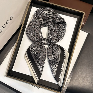 Carré de soie luxueux noir et blanc à motif paisley noué dans un cadre