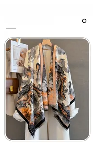 Dettaglio della sciarpa in finto cashmere con paesaggio a inchiostro e eleganti nappe nere